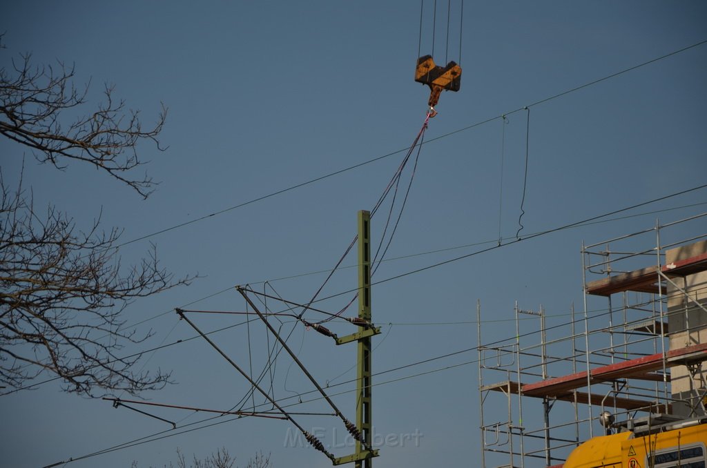 Einsatz BF Koeln Kran beruehrt Oberleitung DB Koeln Gremberg Taunusstr P083.JPG